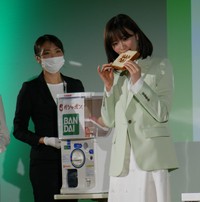 エジソンが１１０年前に発明したトースターで焼き上げたパンを食べる岡崎紗絵＝東京・台東区