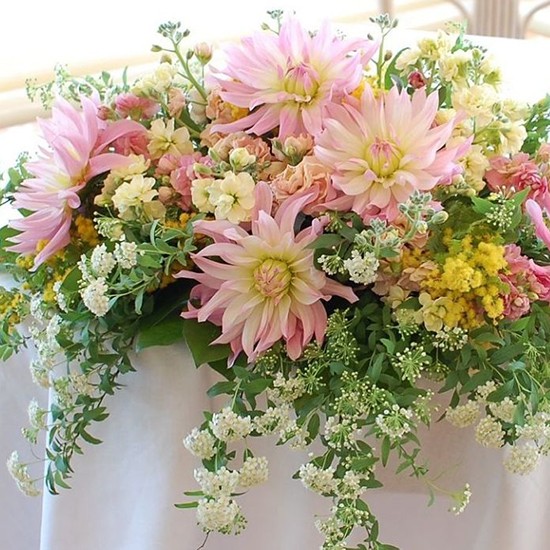 吉留さんの作ったウェディングのメインテーブル装花。お花は家と別の事務所で作るのでなずなの目に触れることはないが、「きれいだニャ」と思うはず（NATURAL FLOWERSのインスタより）