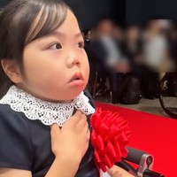 発表直前のりおなちゃん。緊張で心臓の鼓動が聞こえそう！（画像提供：りおなちゃんママ）