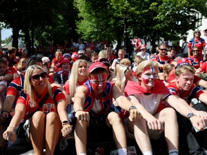 オールを漕いでサッカーW杯を戦ったノルウェー　話題の応援「バイキング・ロー」の正体