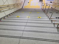 筆者が撮影したJR大阪駅の階段。同じ2本線だがこちらのほうが見やすいだろうか