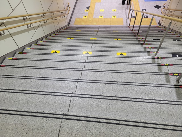 筆者が撮影したJR大阪駅の階段。同じ2本線だがこちらのほうが見やすいだろうか