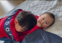 お揃いの服を着て、仲良くギュー♡（提供：＠2525satobabyさん）
