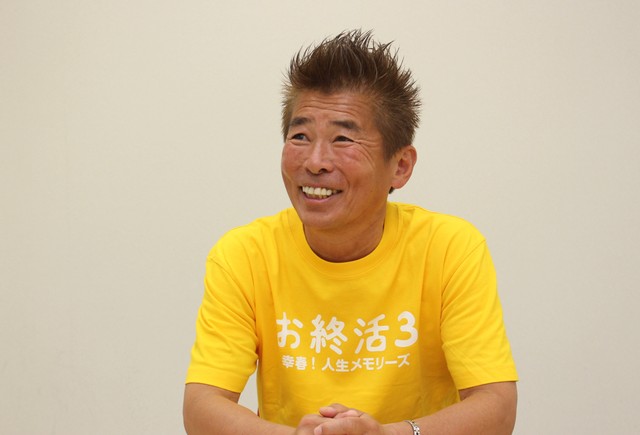 インタビュー中も笑顔を絶やさない勝俣州和さん＝大阪市内