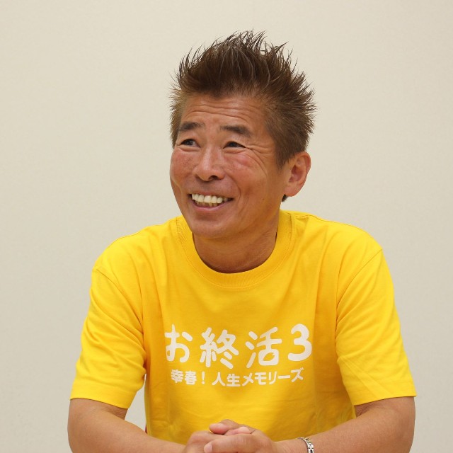 インタビュー中も笑顔を絶やさない勝俣州和さん＝大阪市内