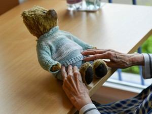 認知症の発症率、欧米で下がり始めた　科学者が考えた「なぜ」