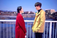 さつき役の小松菜奈（左）と等役の宮沢氷魚＝（Ｃ）２０２１映画「ムーンライト・シャドウ」製作委員会