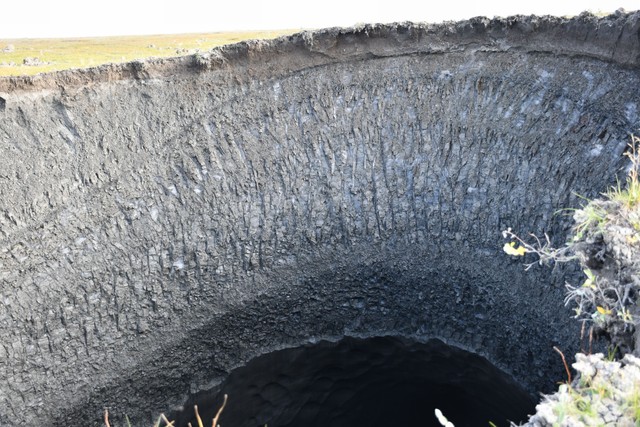 写真】まるでクレーター？ロシア・北西シベリアで見つかった巨大な穴