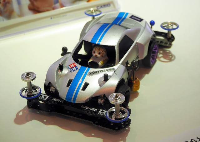 企業の 中の人 作ったミニ四駆 自社商品やロゴをデザインに ツギノジダイ