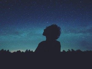 心許せる人の言葉よりも、遠い存在である推しの言葉の方が信じられる