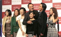 「SAYURI」の来日会見に登壇した（左から）桃井かおり、ミシェル・ヨー、チャン・ツィイー、渡辺謙、大後寿々花、役所広司、工藤夕貴＝2005年11月28日撮影