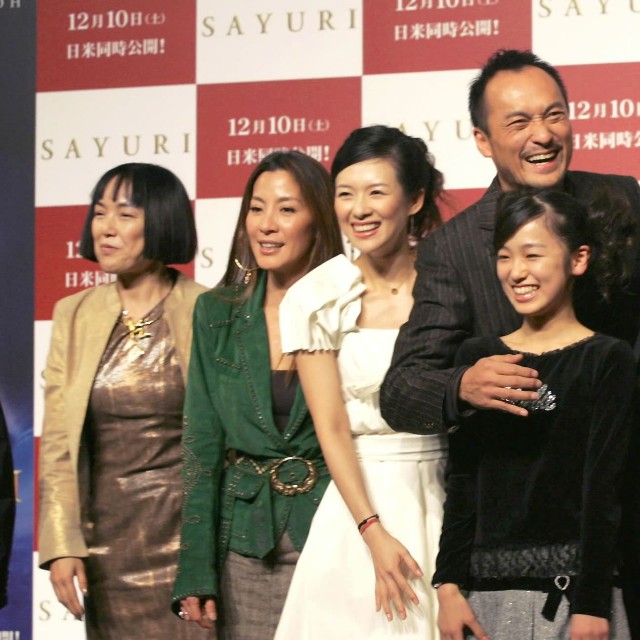 「SAYURI」の来日会見に登壇した（左から）桃井かおり、ミシェル・ヨー、チャン・ツィイー、渡辺謙、大後寿々花、役所広司、工藤夕貴＝2005年11月28日撮影