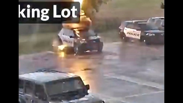 米オクラホマ州ニューキャッスルで警察の駐車場に止めてあったパトカーが落雷を受けた（ロイター）