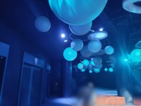 広々とした空間にゆったり座れる客席が並び、落ち着いた明るさが特徴／ウェルズさん（@Wells_1983）提供