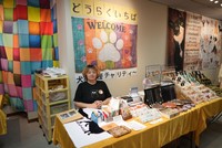 タオルバンク活動を主宰する前田さん。犬猫支援チャリティマーケット「どうらくいちば」にて