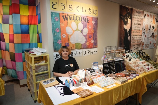 タオルバンク活動を主宰する前田さん。犬猫支援チャリティマーケット「どうらくいちば」にて