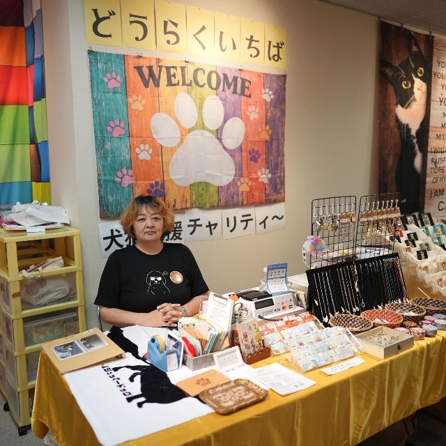 タオルバンク活動を主宰する前田さん。犬猫支援チャリティマーケット「どうらくいちば」にて