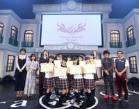 　ラスト公演で記念撮影するメンバーら　