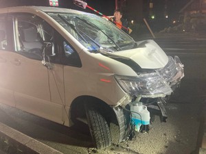 【速報】理容室に車が突っ込む　運転手ら２人を搬送　仙台・宮城野区