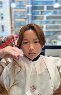 顔まわりの長さを整える工程。徐々に軽やかな印象に変わっていきます／横井拓徹さん（@yokkoi_beautician）提供