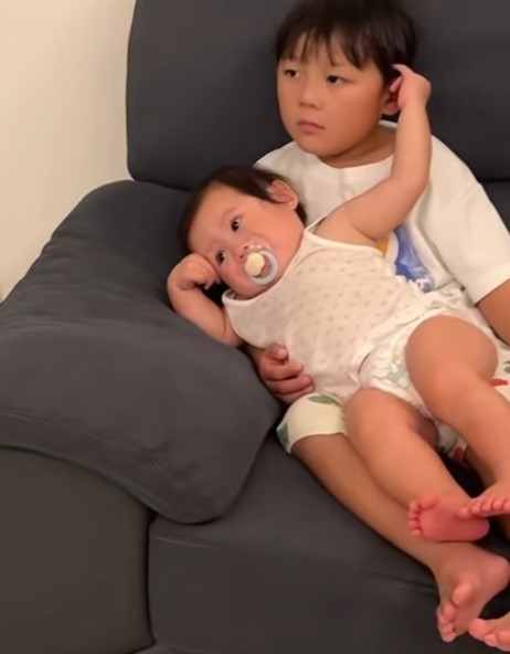 ソファーでくつろぐ兄妹、よく見ると……？（提供：＠kazufam.kidslifeさん）
