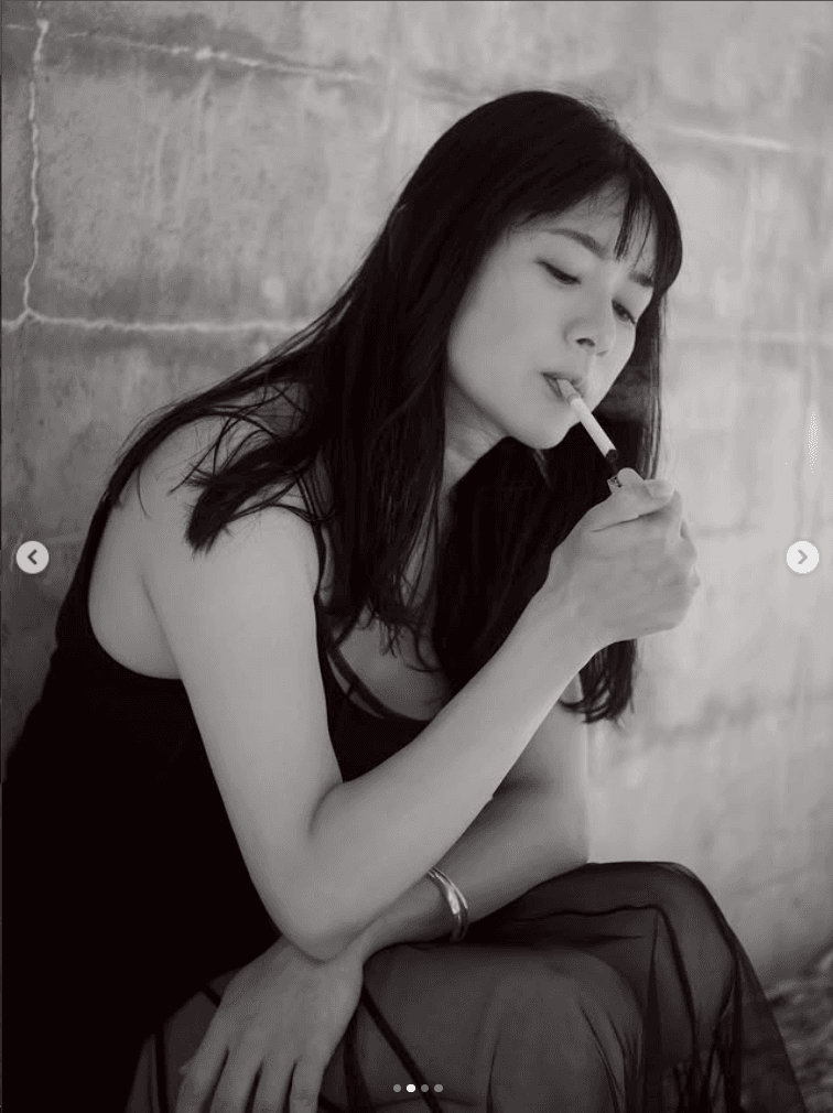 「FLASH」（26年9月15日発売号）に登場した真木よう子のオフショット　本人のインスタグラム（@yokomaki_official）より