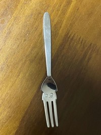 水族館で購入したお気に入りの“イカのフォーク”。ケーキを食べるときに活躍するそうです／嵯峨山さん（@sgym_pht）提供