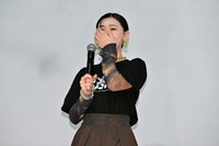 舞台挨拶中に感涙する池田朱那