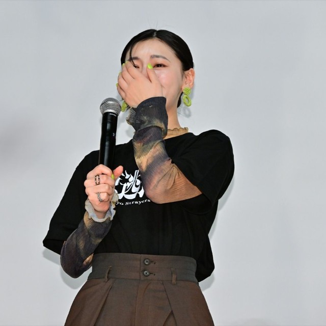 舞台挨拶中に感涙する池田朱那
