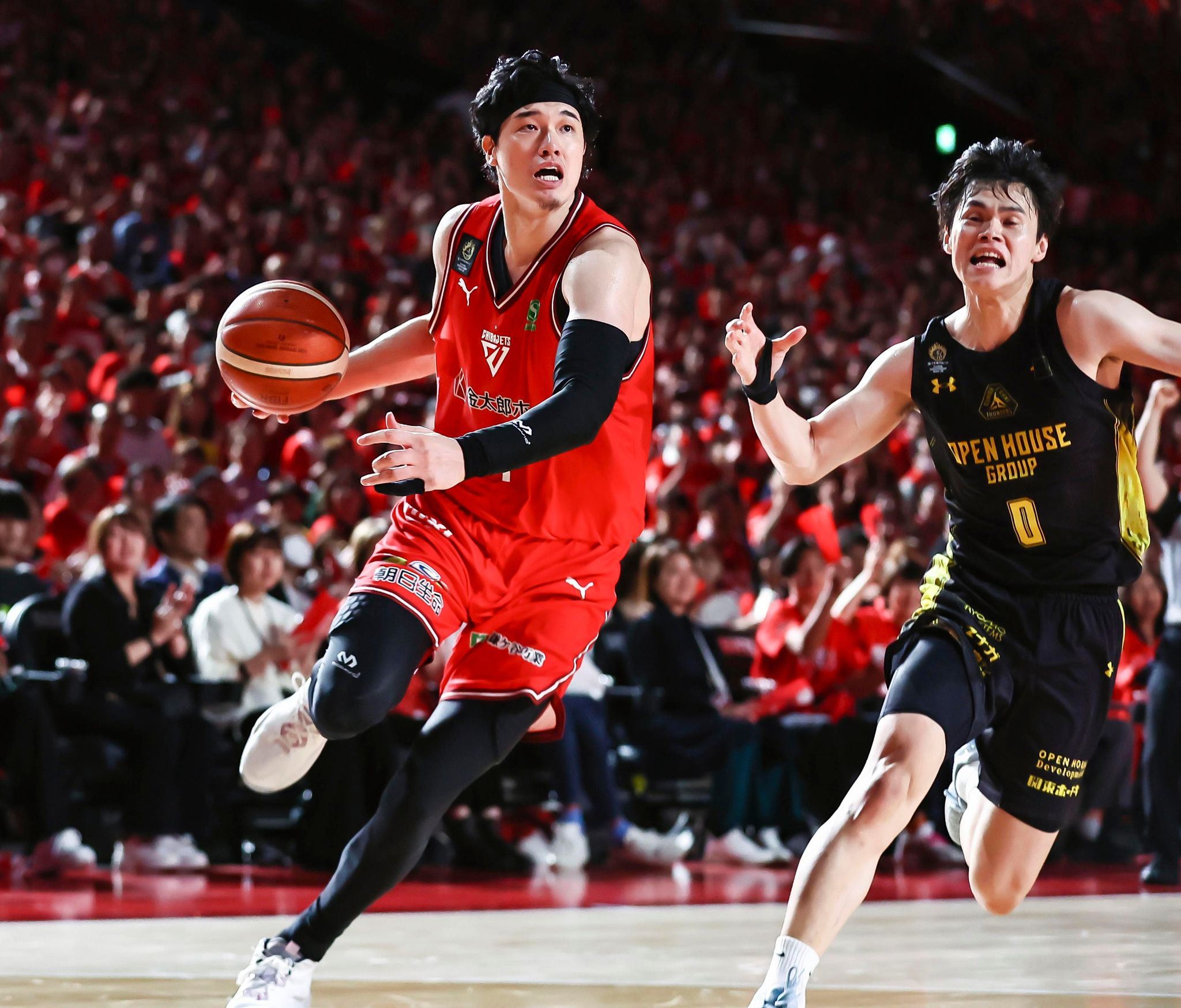 大勢のファンが詰めかけたプレーオフ準々決勝でプレーする千葉ジェッツの渡辺雄太(左)＝5月、船橋市ららアリーナ東京ベイ(ⓒB.LEAGUE)