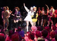 イベント主催者の踊るミエを中心に、山本リンダらと共にステージで踊る平山みき＝都内の東京キネマ倶楽部（撮影・木村周平）