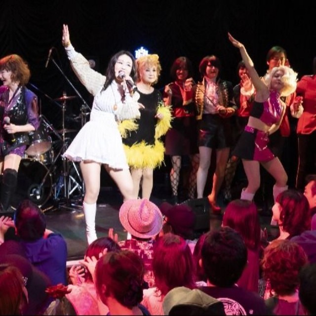 イベント主催者の踊るミエを中心に、山本リンダらと共にステージで踊る平山みき＝都内の東京キネマ倶楽部（撮影・木村周平）