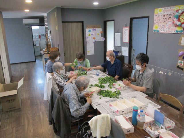 室内でホップの選別…連日、畑で伐採してきた中から実（毬花）を選別します
