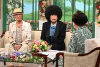 2日放送の「徹子の部屋」に出演するバブルガム・ブラザーズのブラザーコーン（左端）とブラザートム。右端は司会の黒柳徹子＝テレビ朝日提供