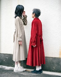 お母様にもお手製のワンピースを着てもらって、母娘のツーショット（画像提供：旅する喫茶のツナマヨさん）