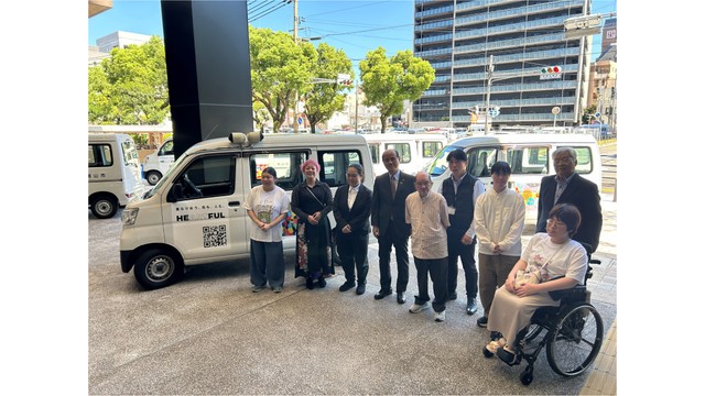 アートラッピングされた公用車のお披露目会（9月30日、提供：岡山市）