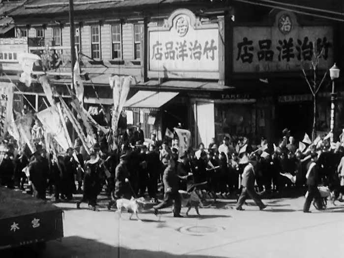 小樽駅に向けて行進する軍用犬たち=アサヒコドモグラフ「軍用犬の出征」から