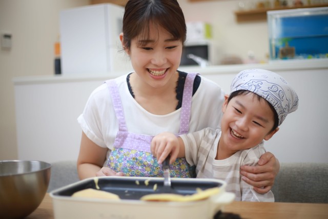 親子でホットケーキをつくる時間が楽しい　※画像はイメージです（yamasan/stock.adobe.com）