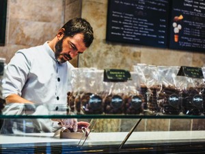 甘めメイクに外出着で挑んだチョコ売り場。そこは戦場だった