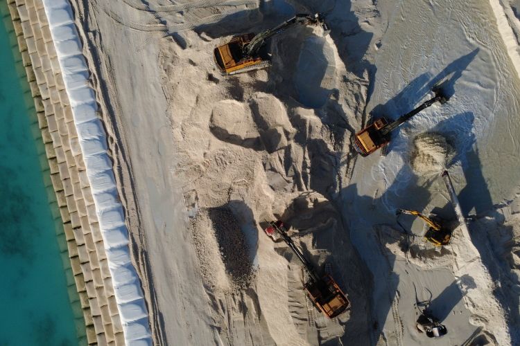 ツバルで進む護岸の埋め立て工事（ドローンから）