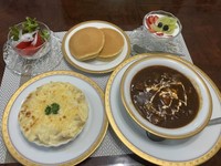 ビーフシチューやグラタンなどが並んだ豪華な朝食／実家ご飯｜70代母の丁寧な暮らしさん（@tcehriaru）提供