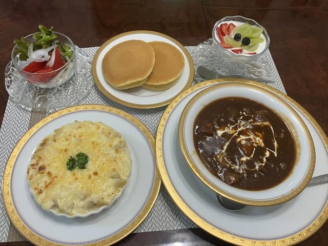 ビーフシチューやグラタンなどが並んだ豪華な朝食／実家ご飯｜70代母の丁寧な暮らしさん（@tcehriaru）提供
