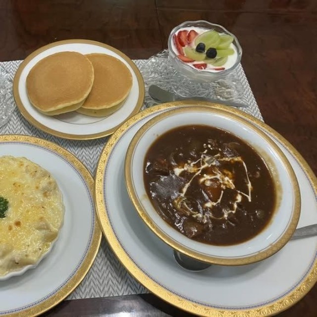 ビーフシチューやグラタンなどが並んだ豪華な朝食／実家ご飯｜70代母の丁寧な暮らしさん（@tcehriaru）提供