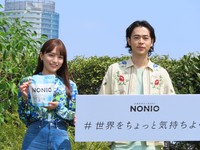 「口臭科学から生まれたＮＯＮＩＯ」新ＣＭ・新製品発表会に出席した川口春奈（左）と成田凌