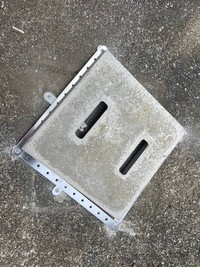 後日、壊した側溝のふたは管理会社の許可のもと浦川さんが補修（プロアニマルレスキュー隊の浦川さん提供）