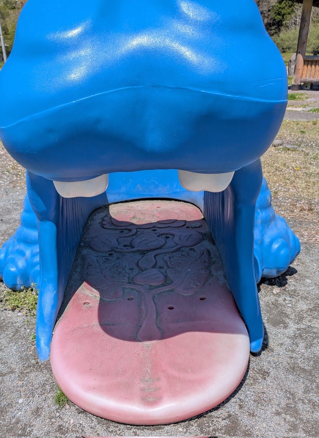 覗き込むと舌根に向けて内臓が描かれる