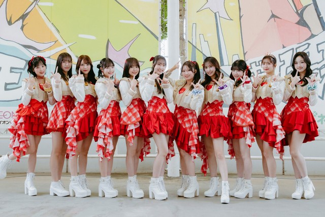 リリースイベントを行ったJuice=Juiceの11人＝千葉・イオンモール幕張新都心「グランドスクエア」