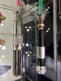 エピソード3、アナキン・スカイウォーカーのライトセーバー。アップ画面の撮影で使うしっかりした作りの「アップ用」＝幕張メッセ