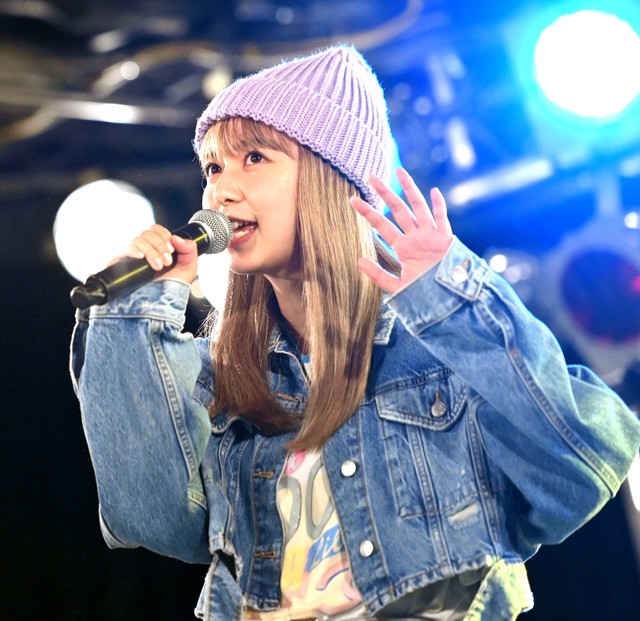 EIKOとしてミニライブで熱唱する上白石萌歌