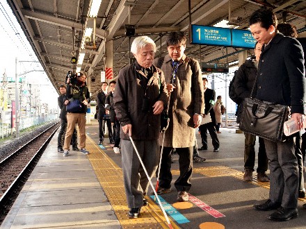 盲導犬連れの人、見守って…「駅での声かけ、あなたも勇気を」
